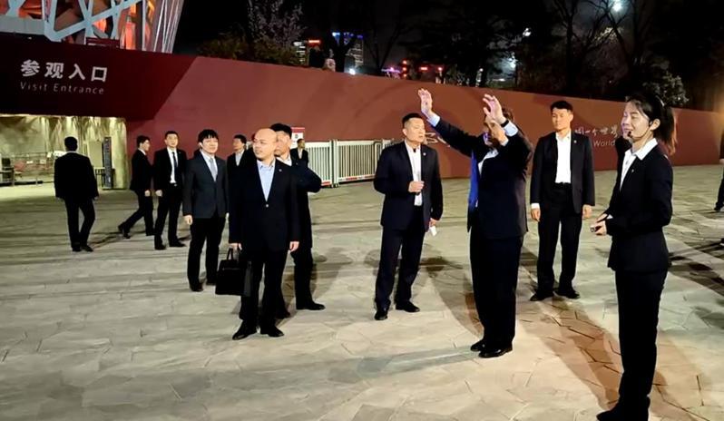 前總統馬英九（右3）8日晚間在鳥巢向守候的大陸民眾高聲問好。（記者廖士鋒／攝影）