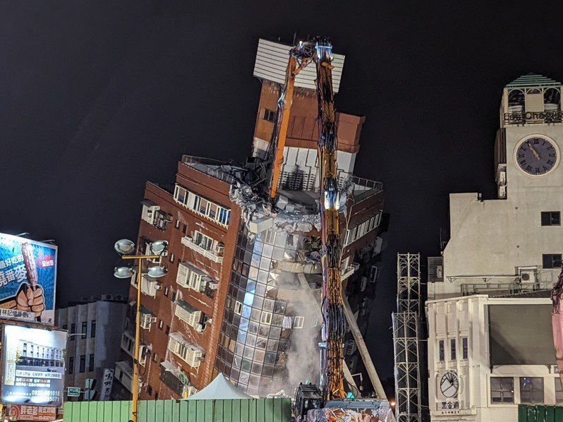 花蓮地震中坍塌傾斜的天王星大樓，5日傍晚開始拆除。記者陳敬丰／攝影