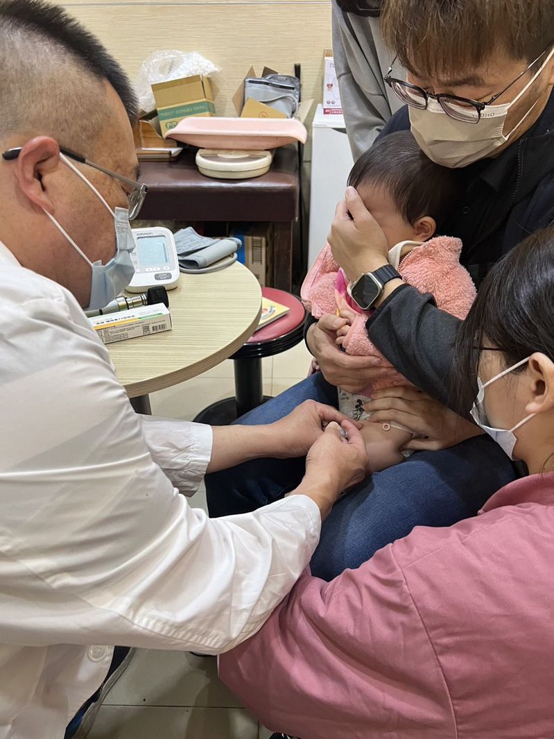 台中兒科醫師施勝桓（左）說，腸病毒增溫，家長帶幼兒到診所接種疫苗預防。圖／施勝桓提供