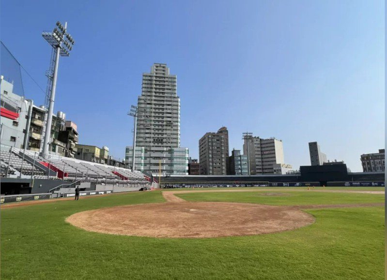 新竹棒球場停工中，竹市府正在招標要移除覆土。本報資料照