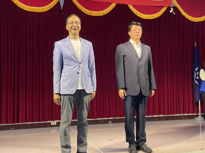 國民黨主席朱立倫（左）今天布達立委謝龍介（右）接任台南市黨部主委。記者林伯驊／攝影
