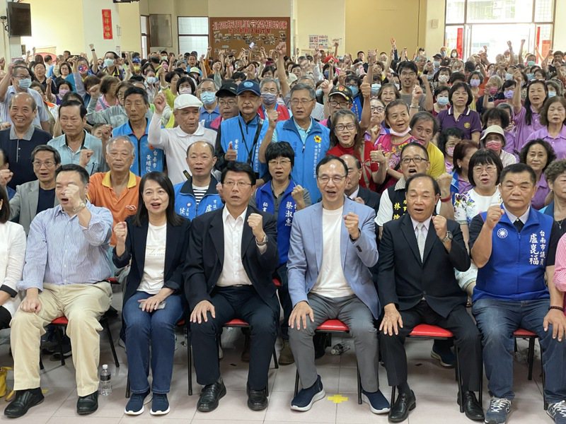不分區立委謝龍介（前排左三）今天接任國民黨台南市黨部主委。記者林伯驊／攝影