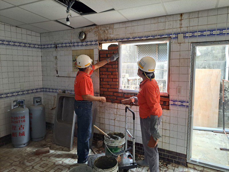 台南市劳工局与「做工行善团长期为弱势族群修缮房屋，至今已完成253户。图／台南市劳工局