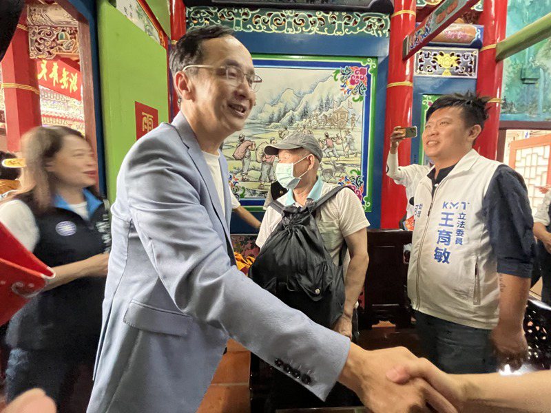 國民黨主席朱立倫（左二）今午到新港奉天宮參拜。記者黃于凡／攝影