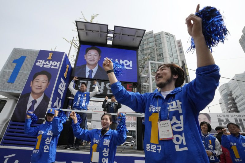 南韓國會10日改選300個席位，圖為反對黨共同民主黨候選人進行競選活動。美聯社
