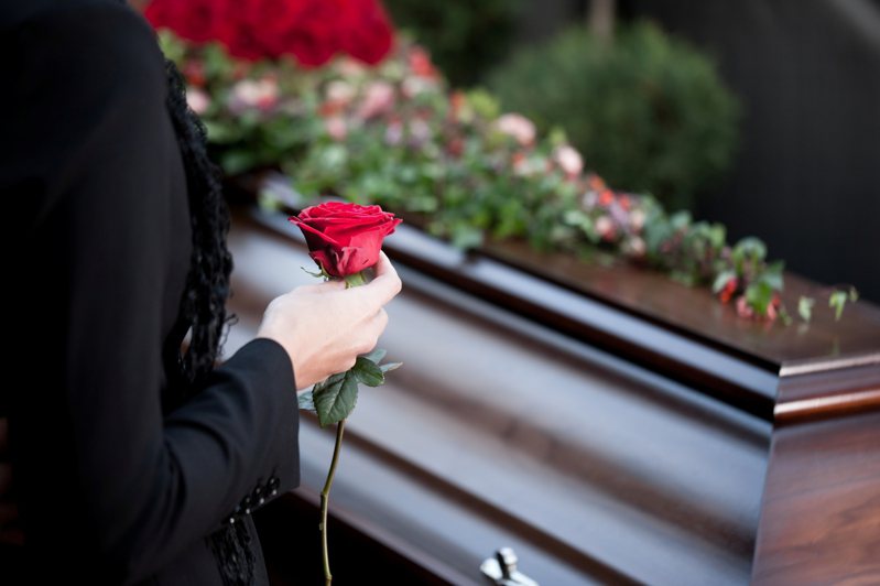 面對至親過世，其骨灰在家人心目中有重要意義。 示意圖／ingimage
