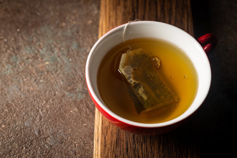 日本網友近來爭論茶包是「只能泡一次」還是「多次回沖」。圖／Ingimage