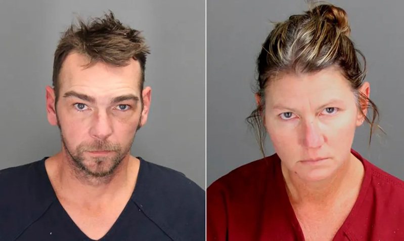 伊森·克魯姆利(Ethan Crumbley)母親珍妮佛(右)、詹姆斯(左)均被控過失殺人。(奧克蘭郡警長辦公室)