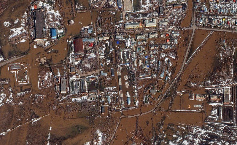 哈薩克和俄羅斯境內遭逢數十年來最嚴重的洪患，居住在災區以及可能遭大水淹沒地區的居民逾10萬人已經疏散撤離。圖／法新社