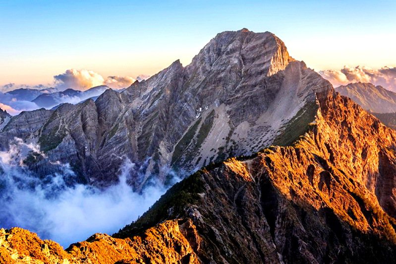 玉山主峰是台灣最高峰，四面皆是碎石陡坡、陡壁危崖，對登山者來說是一大挑戰。圖／玉山國家公園提供