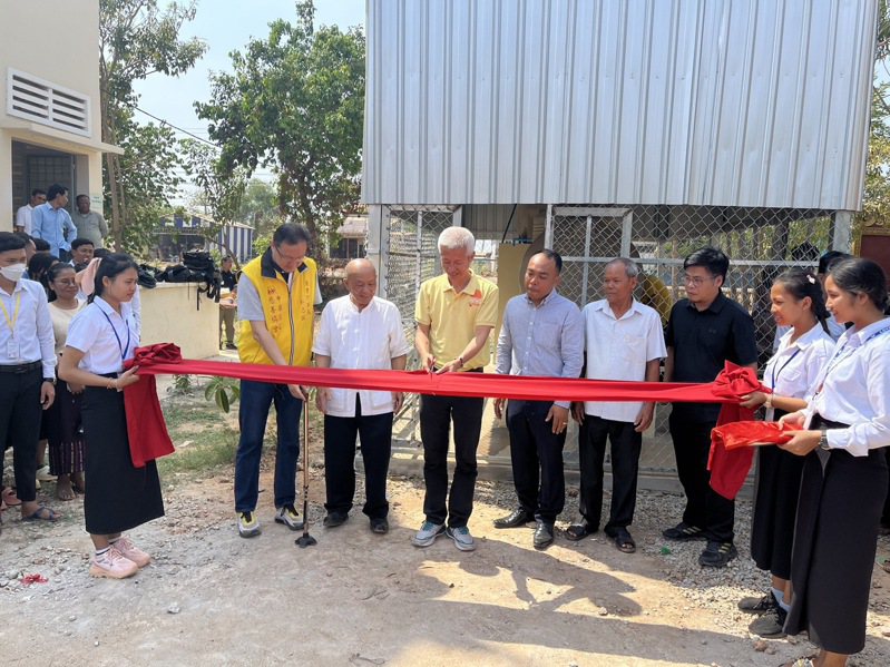 國立暨南國際大學協助柬埔寨解決水資源困境，在其首都金邊及附近中學興建啟用淨水場，改善當地民生用水。圖／暨大提供