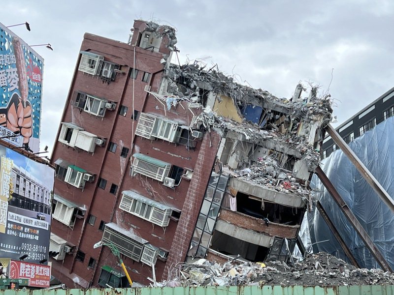 花蓮天王星大樓在地震中半倒，目前正在拆除工作，據統計花蓮紅、黃單危險建案目前共70件。記者林佳彣／攝影