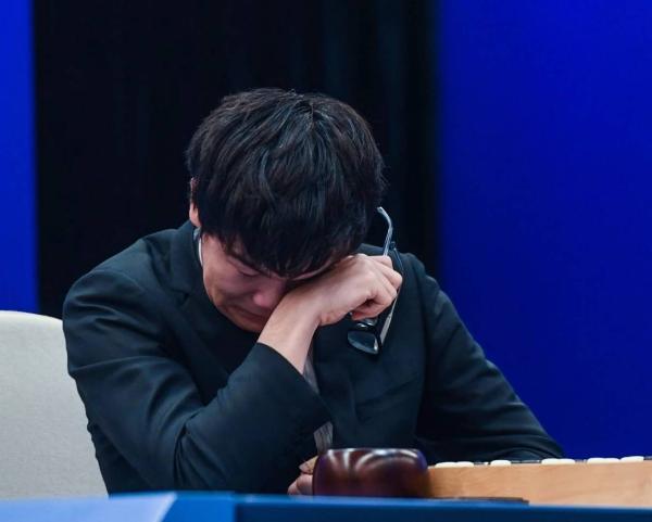 中國排名第一的職業九段棋手、圍棋世界史上最年輕的五冠王柯潔，2017年5月被AI機器人AlphaGo以3:0完勝，流下不甘的淚水。圖／新華社