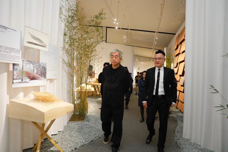 日本国际知名建筑师隈研吾（左）在清景麟集团集团邀请下，来台展出「五感的建筑」世界巡回展。记者王昭月／翻摄