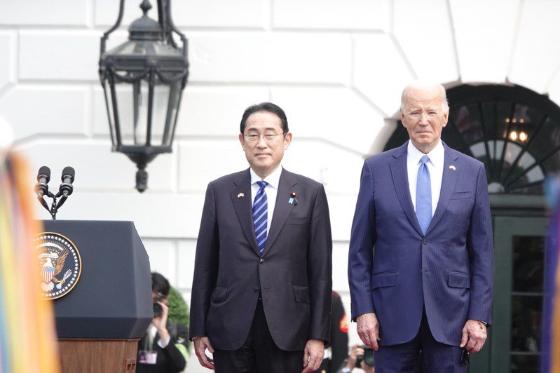 美國總統拜登（右）10日在白宮南草坪歡迎日本首相岸田文雄（左）國是訪問。記者張文馨／攝影