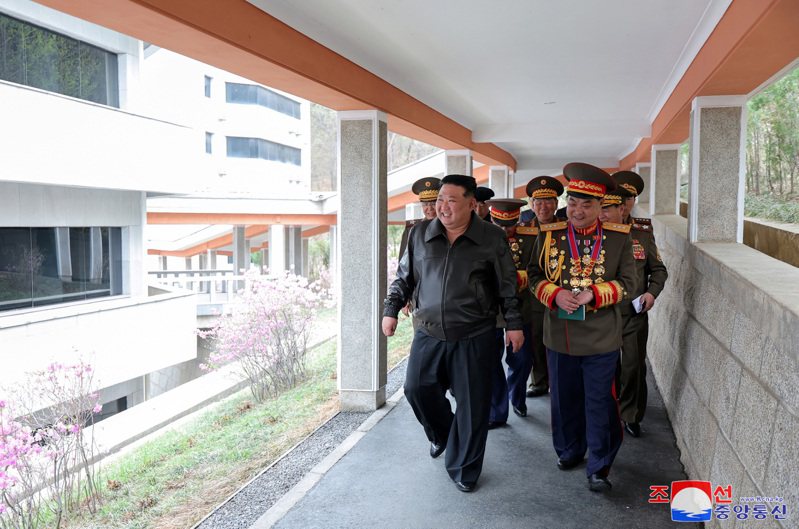 北韓領導人金正恩10日視察以他父親命名的「金正日軍政大學」。路透
