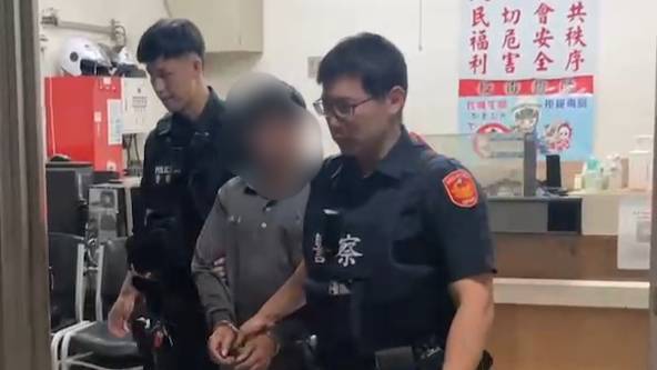 阮姓逃逸移工难逃台南市警二分局员警陈炯丞（左一）缉捕，昨晚解送专勤队收容，等待遣返。图／读者提供