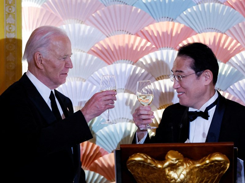 美國總統拜登（左）10日晚間在華府設宴款待進行國是訪問的日本首相岸田文雄（右）。路透