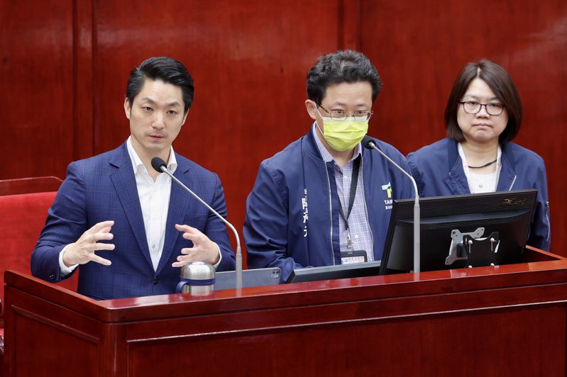 台北市長蔣萬安（左）上午赴台北市議會就「寶林食安事件、剴剴兒虐案」進行專案報告。記者林俊良／攝影