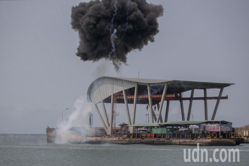 情境模擬竹圍漁港遭敵軍飛彈擊中。記者季相儒／攝影