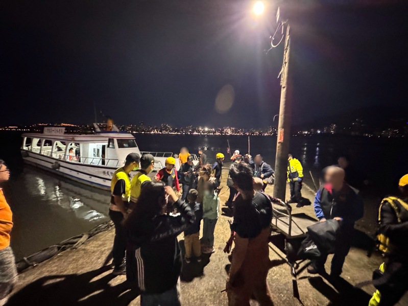 新北市淡水河口蓝色公路昨傍晚发生渡船搁浅，53人受困河中央。图／新北交通局提供