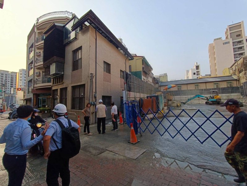 台南市北區北華街建築工地開挖損鄰，工務局勒令停工並疏散住戶。圖／工務局提供