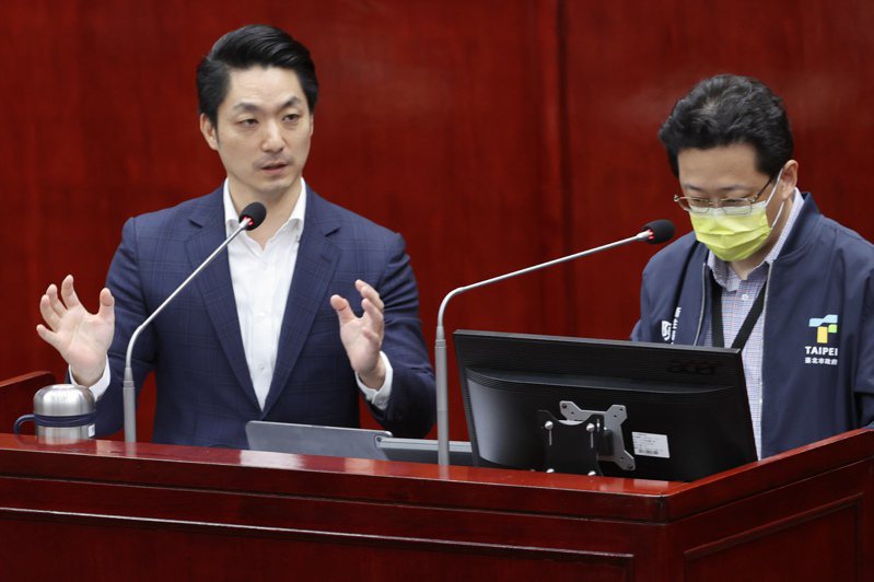 台北市長蔣萬安（左）上午赴台北市議會就「寶林食安事件、剴剴兒虐案」進行專案報告，衛生局長陳彥元（右）一同上台答詢。記者林俊良／攝影