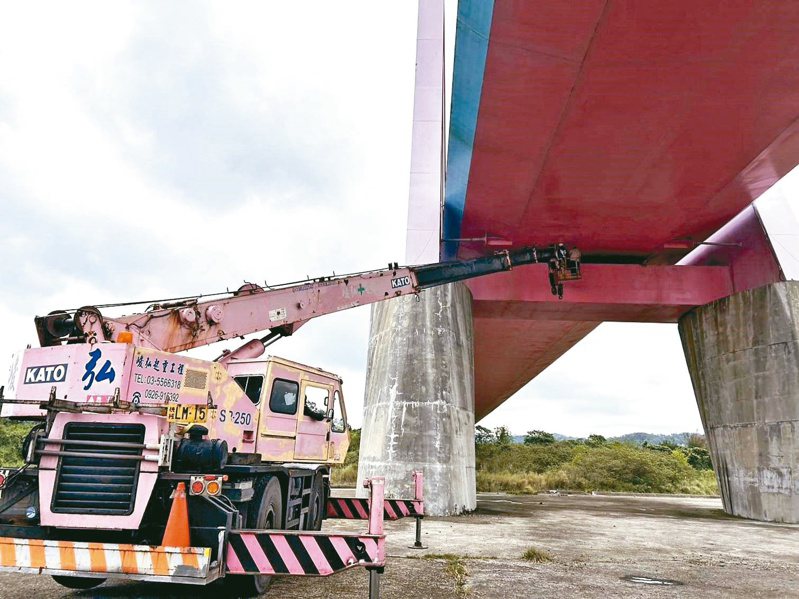 竹縣中正大橋在0403花蓮地震中受損，已展開支撐作業。圖／竹縣工務處提供