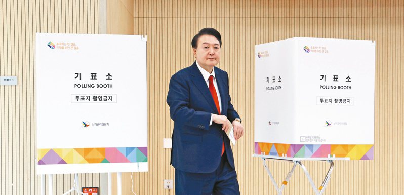 南韩总统尹钖悦五日在釜山提前投下国会大选选票。尹钖悦领导的国民力量党在这次国会选举惨败。（美联社）(photo:UDN)