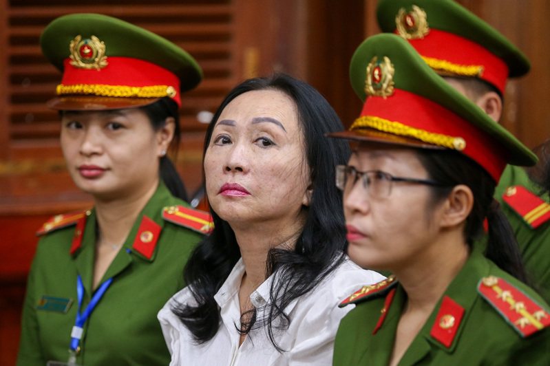越南女首富张美兰（中）因鉅额诈贷案，昨被判处死刑。（欧新社）(photo:UDN)