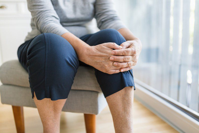 據統計，45歲至60歲的人30%有關節疼痛困擾，長者高達60%有關節疼痛問題發生。示意圖。（圖／123RF）