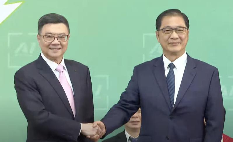 準行政院長卓榮泰（左）宣布，台北檢察署檢察長鄭銘謙（右）將接任法務部長。圖／聯合報直播畫面擷圖