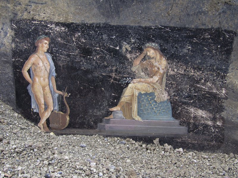 義大利龐貝考古公園宣布，最近新挖掘出土一座宴會廳，黑色牆面畫有希臘神話場景，古羅馬人曾在此舉行燭光宴會。 美聯社