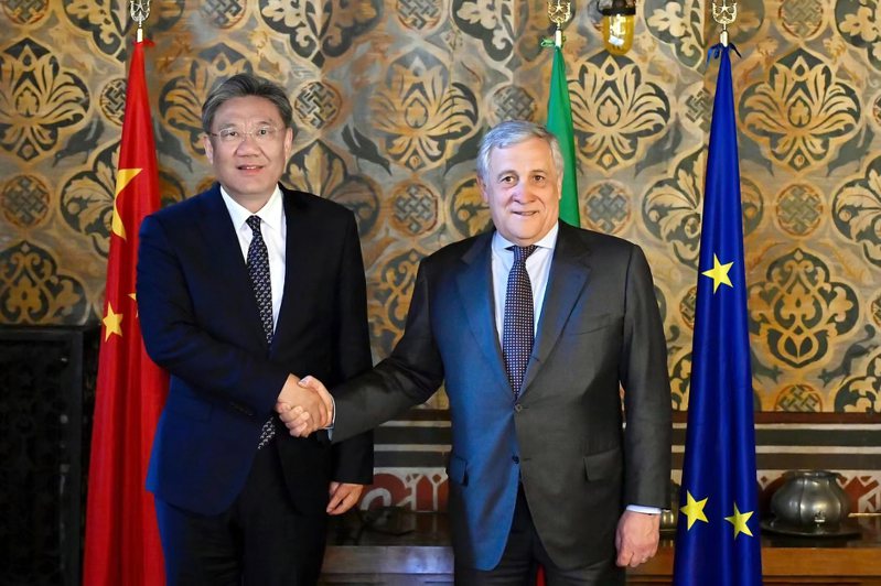 大陸商務部長王文濤11日與義大利副總理兼外交部長塔亞尼在義大利維羅納共同主持中義經濟合作混委會第15次會議。    大陸商務部網站