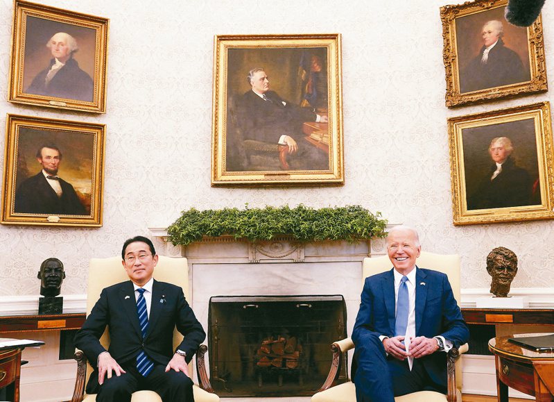 美國總統拜登（右）與日本首相岸田文雄（左）10日在白宮舉行會談，同意升級軍事同盟共識，大陸駐日本大使館對此回應，在軍事安全領域搞「小圈」，最終只會引火燒身。（路透）