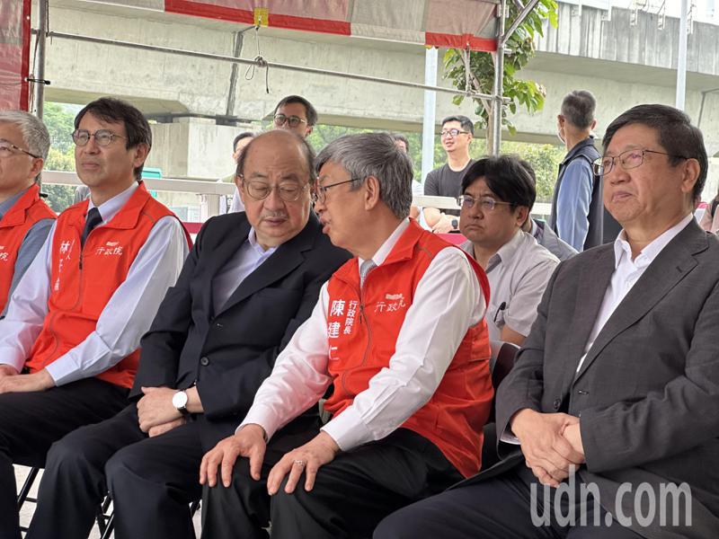 行政院长陈建仁（右2）与柯建铭（右3）并肩而坐不时交头接耳。记者巫鸿玮／摄影