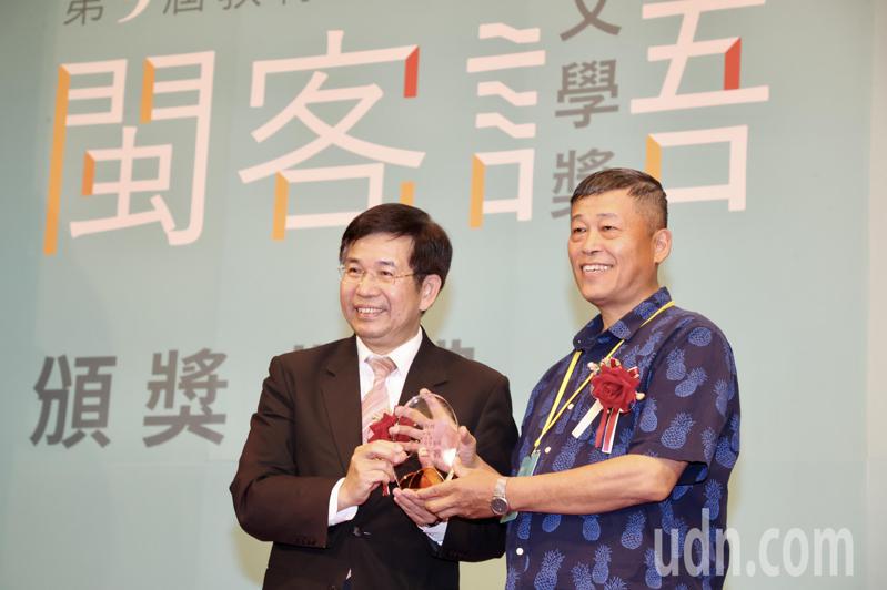 教育部长潘文忠（左）下午出席「第9届闽客语文学奖」颁奖典礼。记者黄义书／摄影