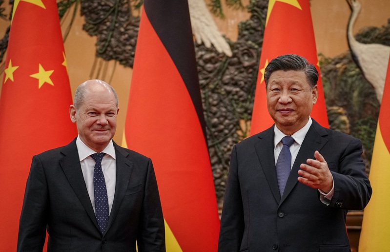 圖為大陸國家主席習近平（右）、德國總理蕭茲（左）。路透