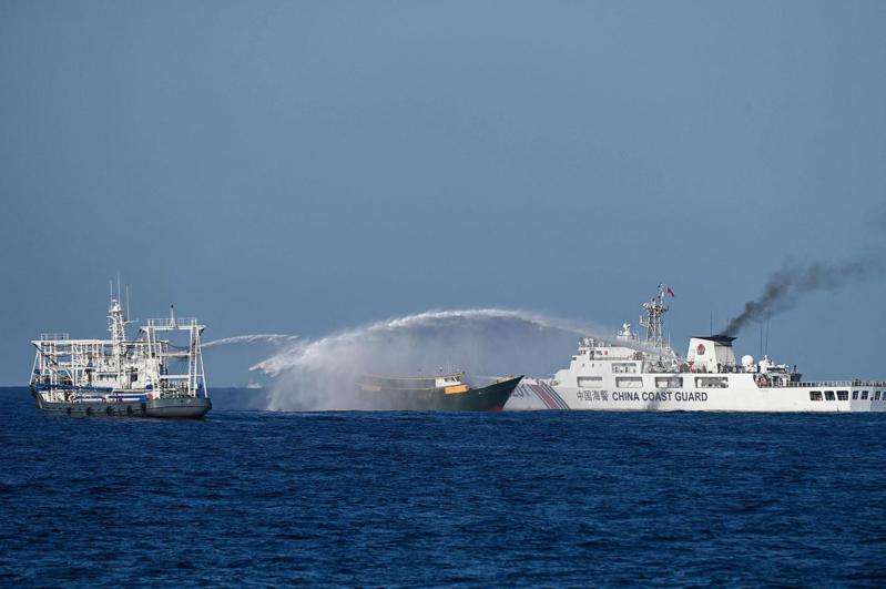 圖為3月23日在仁愛礁附近海域，大陸海警以強力水砲襲擊菲律賓補給船。法新社