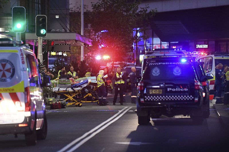 澳洲警方今天表示，他們接到報案，稱國內大城雪梨一處繁忙的購物中心有「多人」遭到刺傷，包括1名9個月大的嬰兒。美聯社