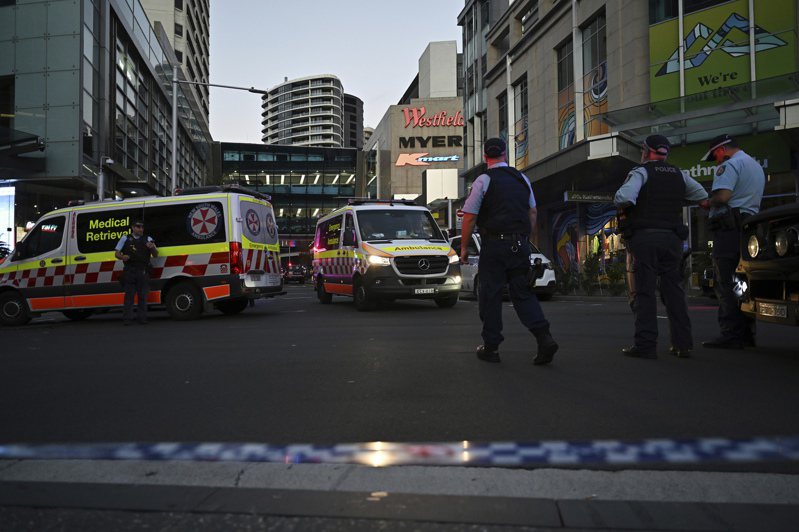 澳洲警方今天表示，雪梨一處購物中心有多人遭刺傷，其中包括1名9個月大嬰兒，6人因此喪命。凶嫌已遭警方擊斃。警方證實，持刀凶嫌是孤狼犯案，不排除恐攻。 圖／美聯社