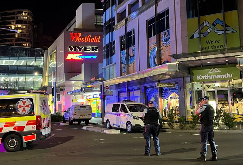 澳洲雪梨東部的Westfield Bondi Junction購物中心下午發生持刀攻擊事件，已有5人喪生，9人遭刺傷，嫌犯則被一名聞訊趕到的警官當場擊斃。路透