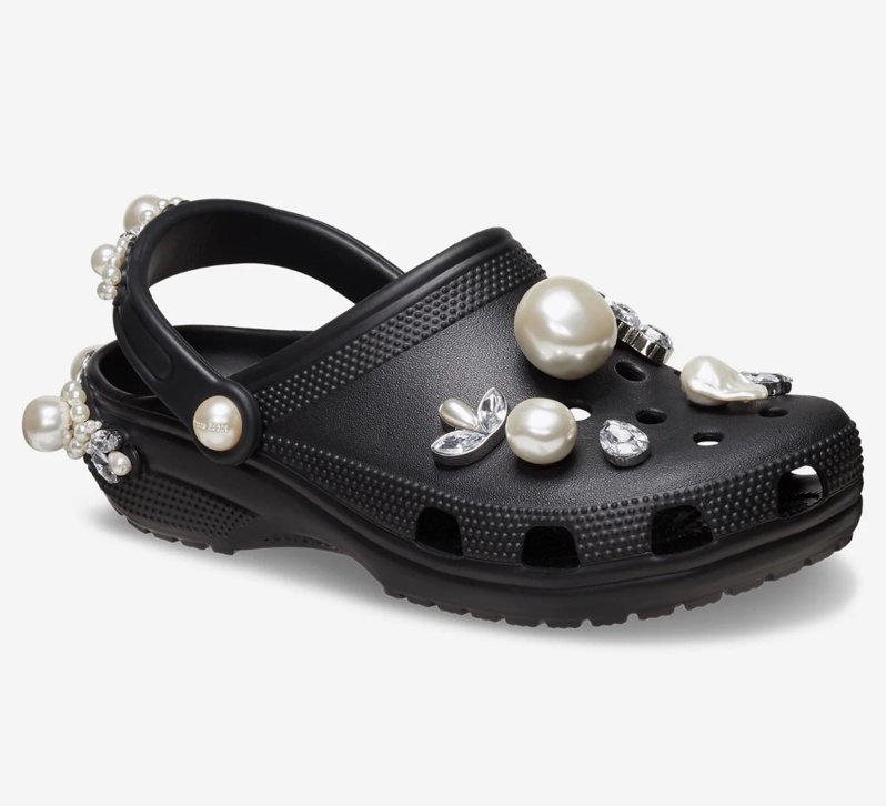 Simone Rocha x Crocs聯名系列平底拖鞋黑色款，5,800元。圖／喜事國際提供