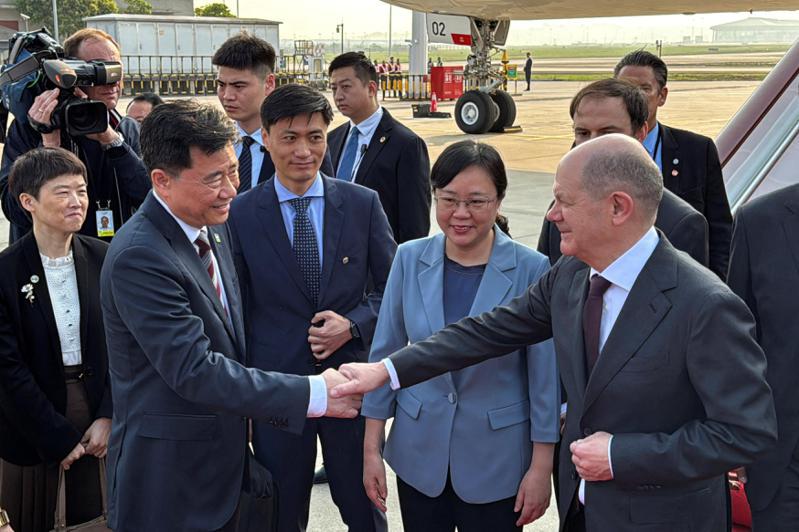 德國總理蕭茲（右一）已於14日清晨飛抵重慶，中國駐德國大使吳懇等人到場迎接。（路透）