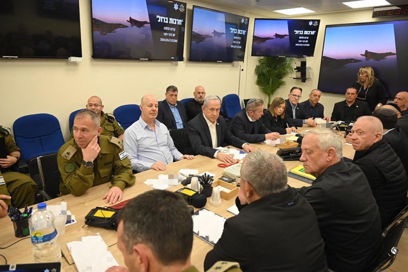 以色列總理內唐亞胡（左三）14日在以國遭遇伊朗襲擊後，首度於社群媒體X發聲，說明「我們將團結取勝」。圖為以色列戰時內閣當日在特拉維夫緊急召開會議。法新社