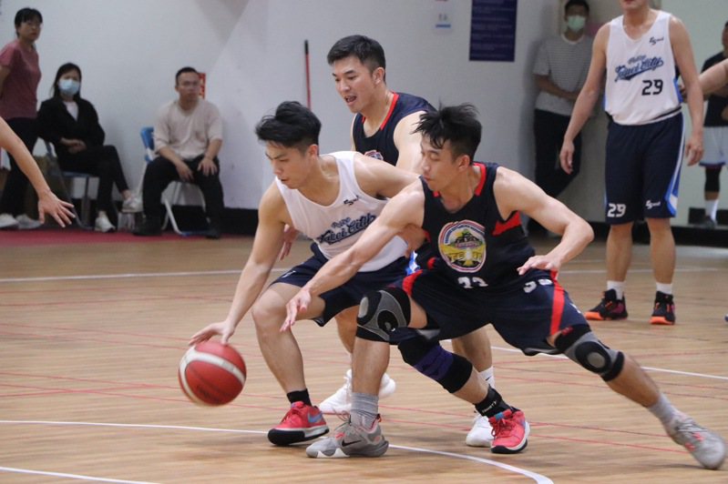 台中市警察局参加今年的「警政署长杯篮球锦标赛」拚斗十分激烈。图／蔡期望提供