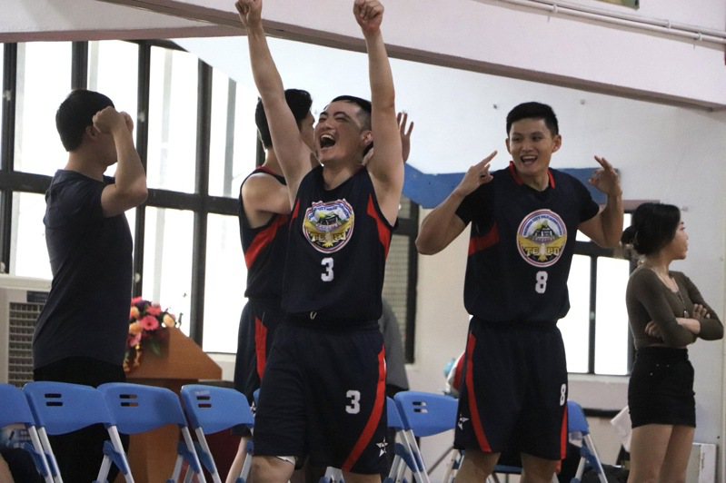 台中市警察局参加今年的「警政署长杯篮球锦标赛」前天以连6胜佳绩一举得冠，球员们欣喜若狂。图／蔡期望提供