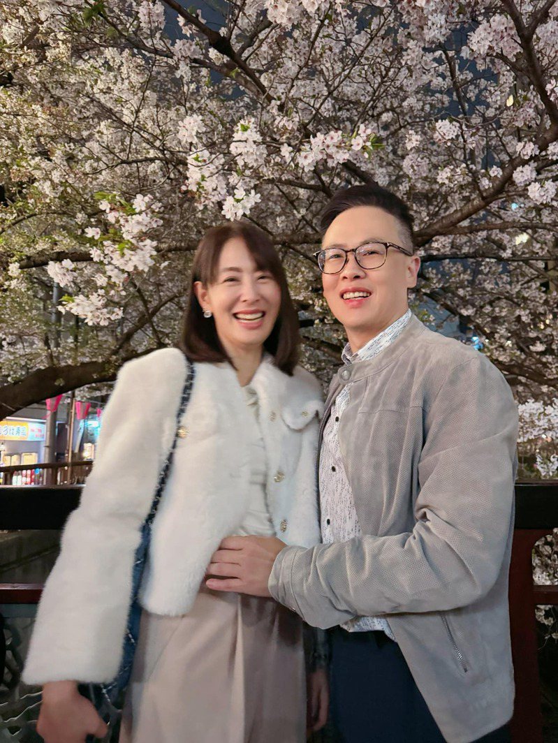 贾永婕分享与老公一起到日本赏樱的照片。 图/摘自贾永婕脸书