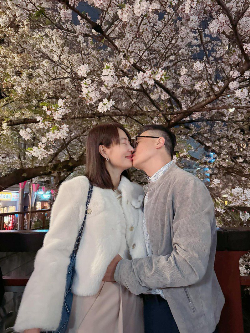 贾永婕分享与老公一起到日本赏樱的照片。 图/摘自贾永婕脸书