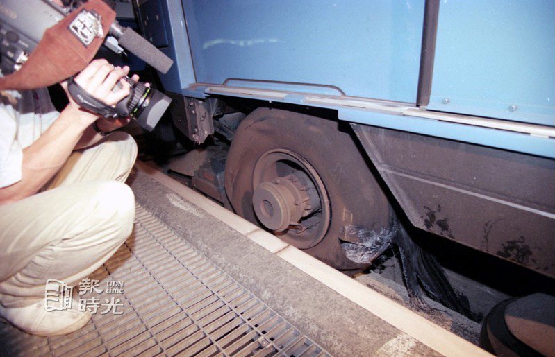 台北捷運系統木柵線發生爆胎事件。圖／聯合報系資料照(1995/08/04 杜建重攝影)